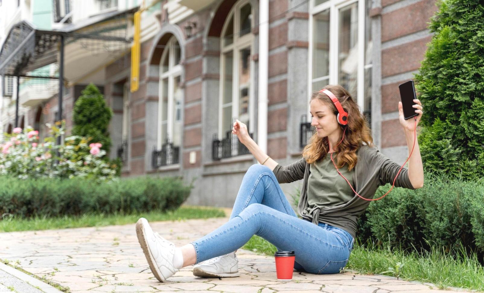 Teilnehmer analysieren gemeinsam Finanzberichte und Geschäftskennzahlen