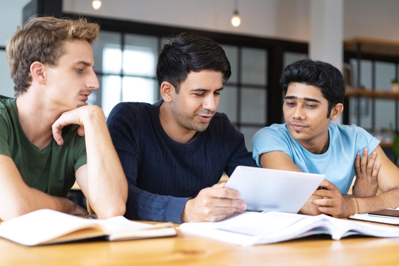 Team-Meeting mit Finanzberichten und Analysen auf dem Tisch