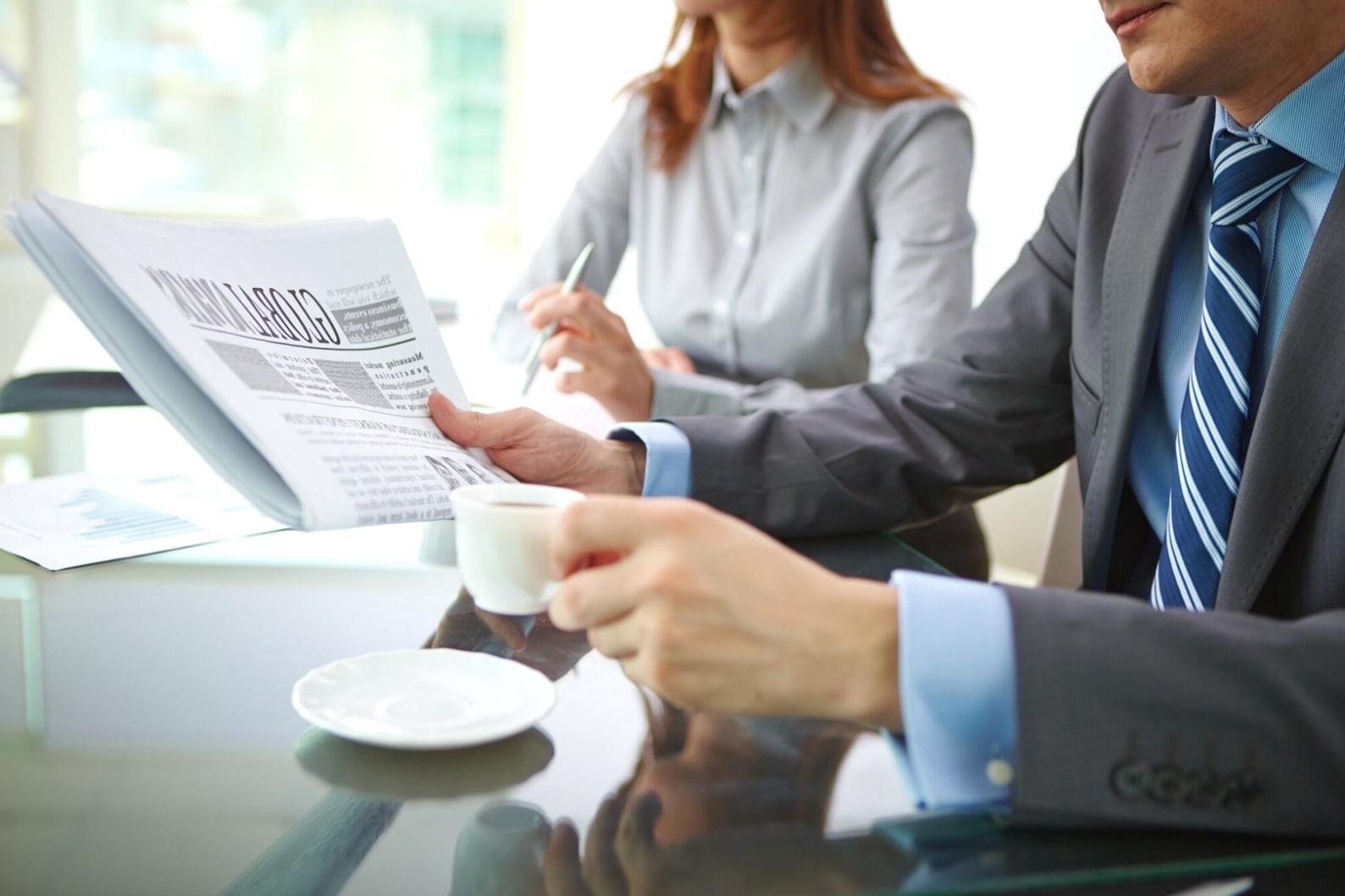 Geschäftsteam bei der Besprechung von Finanzberichten und strategischen Analysen