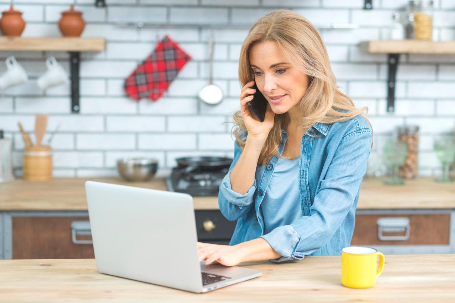 Studierende bei der Arbeit an Finanzanalysen mit Laptops und Dokumenten
